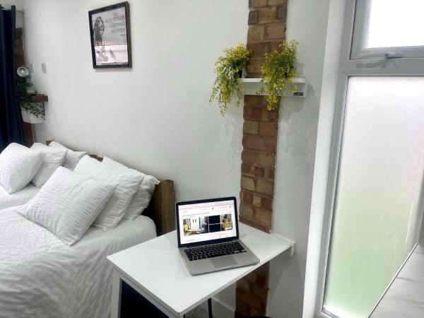 Great Studio near Luton Airport - SUPER HOST 3 YEARS RUNNING, Book  Luton Bedfordshire