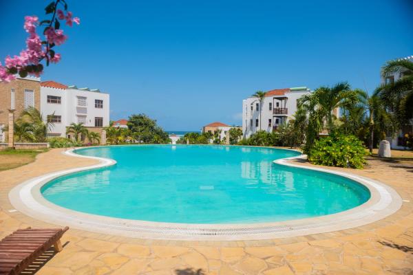 Njakaimba Beachfront Villa., Book  Coast Region hoteller med parkering, Parkering