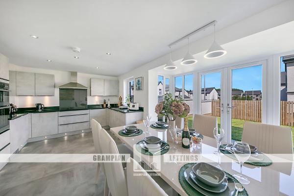 Fern Place Villa - Grampian Lettings Ltd, Book  Grampian hoteller med parkering, Parkering