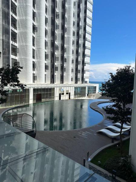 Topaz Nilam Residence 5 pax The Shore KK Centre, Book  Borneo hoteller med pool, Swimmingpool