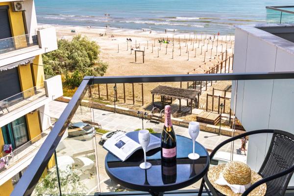 Riviera in Infinity Pool & Spa Resort, Book  Hoteller i Constanta med pool, Swimmingpool
