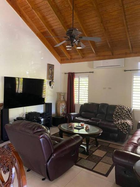 Sunset Palms & Villa Management Ltd, Book  Hoteller i Saint Ann Parish med pool, Swimmingpool