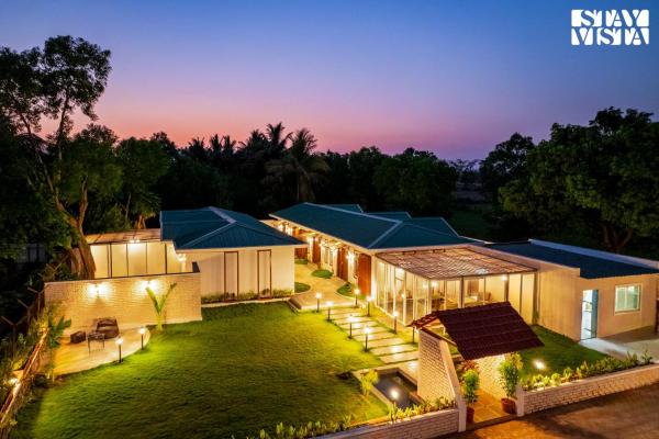 StayVista at The Five Oaks - Private Pool Cottages, Book  Hoteller i New Delhi med pool, Swimmingpool