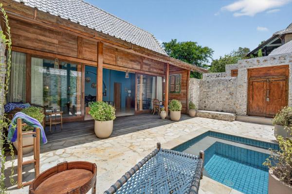 WARNA VILLAS- Villa Blue Balinese Stylish Loft Pool & Kitchen, Book  Hoteller i Bali med pool, Swimmingpool