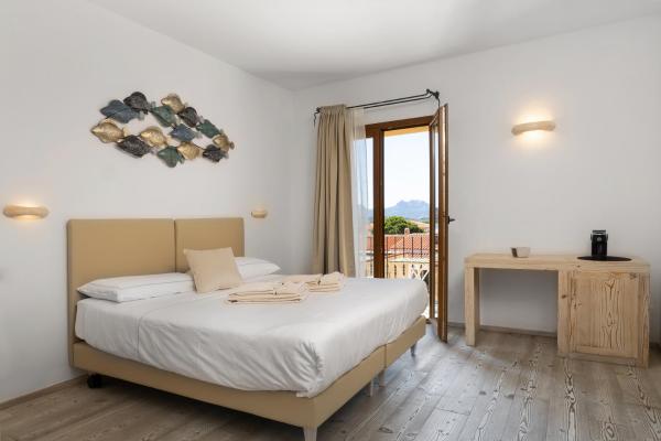 The Square Rooms and Suites, Book  Cannigione Emerald Coast
