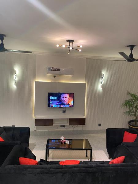 Modern 2BR Retreat F-11, Book  Islamabad hoteller med parkering, Parkering