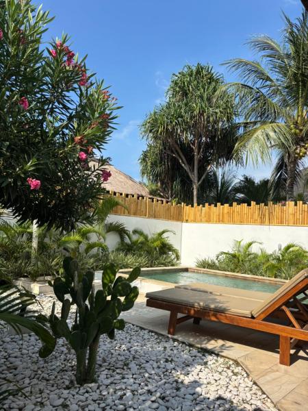 Pink Door Villa Gili Air, private pool & kitchen, Book  Gili Air 