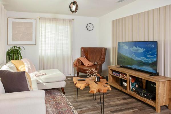 Central Modern All-In-One Home, Book  Lakewood Californien
