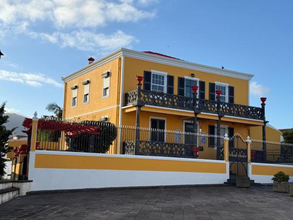 Golden Mermaid Villa, Big Home Amenities - Small Hotel Room Price, Book  Ribeirinha São Miguel
