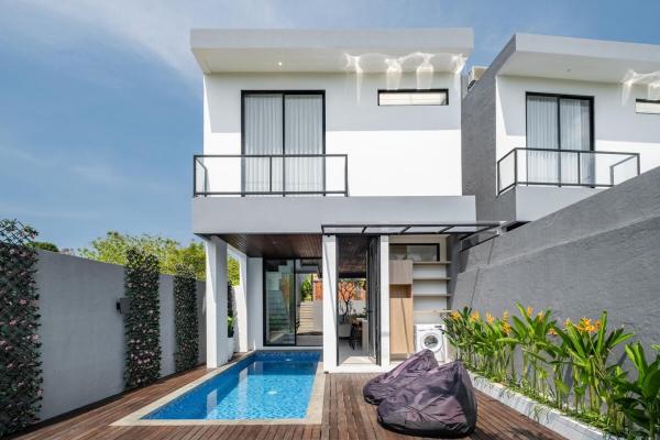 Private Villa Ayra 8F by OriVista 10min to Melasti Beach, Book  Hoteller i Bali med pool, Swimmingpool
