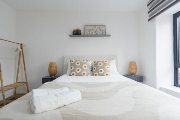 Stylish Modern Apartment by Aldgate East Station 4, Book Lejlighed Hoteller i London og omegn med parkering, Parkering