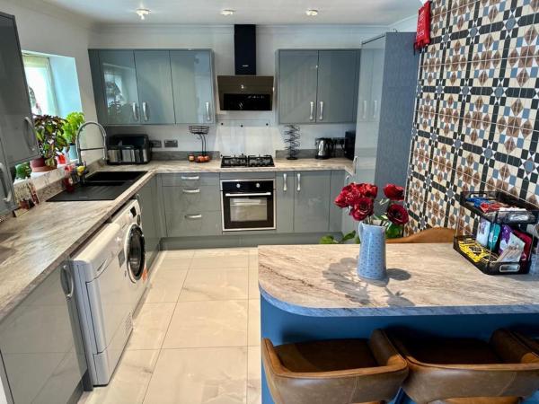 4 Bedroom house rented by the Room, Book  Hoteller i London og omegn med parkering, Parkering