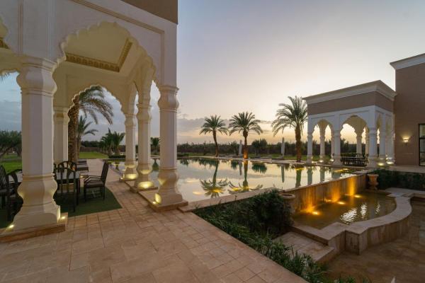 Palais Les Orchidées - Villa de Luxe à 15 minutes du Centre, Book  Marrakech-Tensift-Haouz hoteller med pool, Swimmingpool
