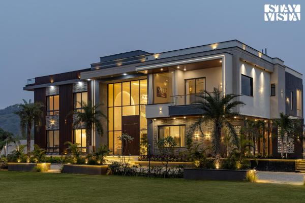StayVista at Priana - A luxury Pool Villa with Gym, Book  Rajasthan hoteller med pool, Swimmingpool