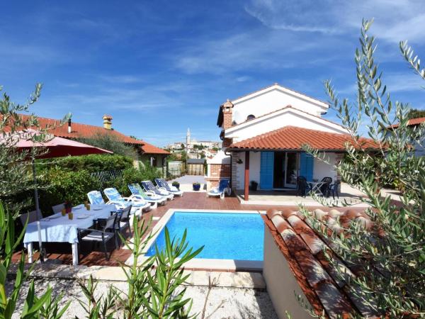 Villa in Vi njan with Private Pool and Garden, Book  Višnjan Central Istria