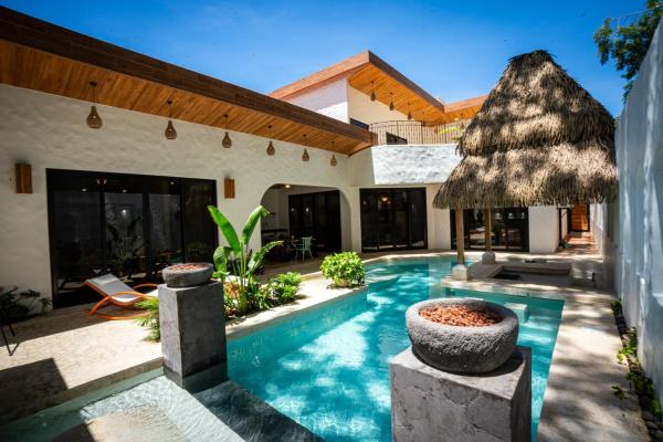 Bohemian Tropical Villa with a Tiki-Style Swimming Pool & Swim-Up Bar with an Attached Studio Apartment, Book Lejlighed Hoteller i Guanacaste med pool, Swimmingpool