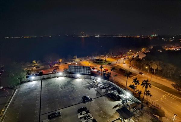 Comfortable stay with sea view, Book  Borneo hoteller med parkering, Parkering