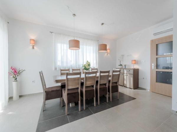 Deluxe Four Bedroom Villa with Private Pool Villa 4, Book  Hoteller i Zadar County med pool, Swimmingpool