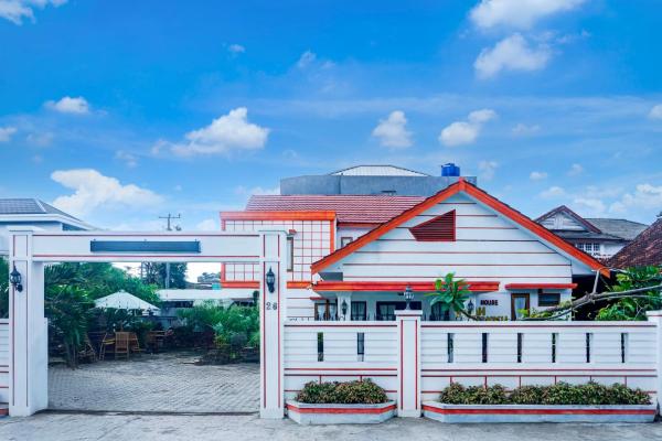Dancenter Guest House Omah Anakku, Book  Sumatra hoteller med parkering, Parkering