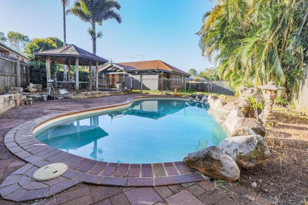 Entire Coastal Villa 4BR 2BA Swimming Pool Courtyard, Book  Redland Bay Brisbane Region