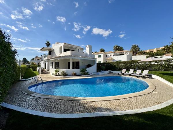 Albufeira Summer Villa 3 With Pool by Homing, Book  Albufeira hoteller med pool, Swimmingpool