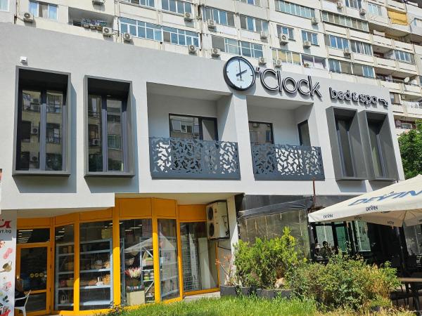 Oclock bed & SPA, Book  Hoteller i Burgas Province med parkering, Parkering