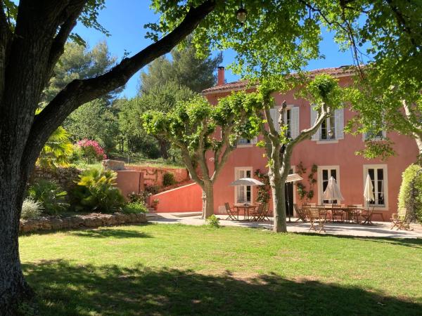 La Féraude, Book Bed and Breakfast Carros hoteller med pool, Swimmingpool