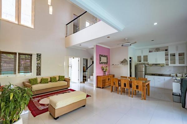 Casa Raya 4BR Villa in Kuta, Book  Badung hoteller med pool, Swimmingpool