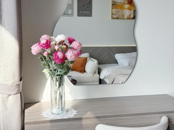 1BR Lake View Studio - Homestay Onsen Ecopark, Book  Hung Yen SPA hoteller, SPA