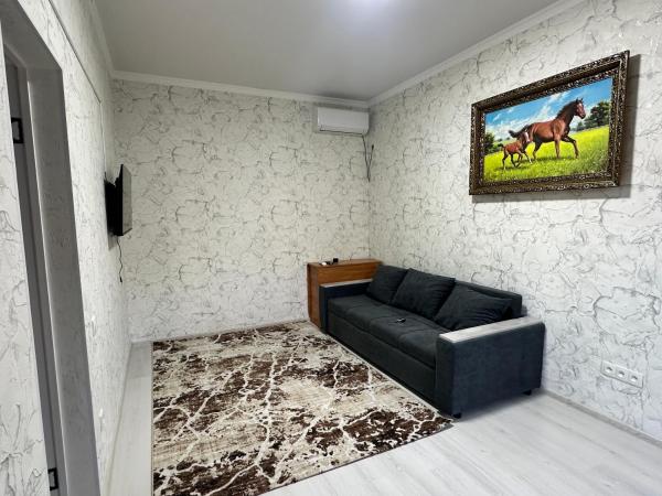 Уютный дом, Book  Almaty hoteller med parkering, Parkering