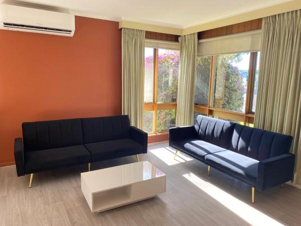 Lakeside 2-Bedroom Villa, Book  Lakes Entrance Gippsland