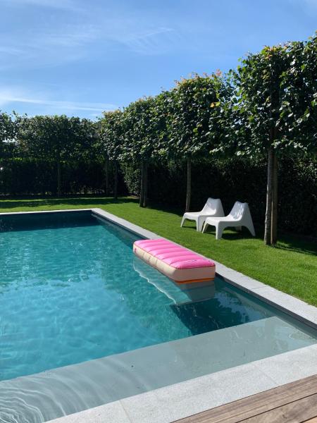 Villa Tussenin, Book   