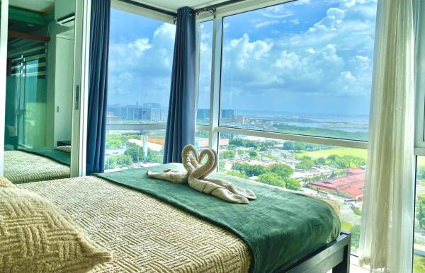 Stunning view staycation near MOA PICC WORLD TRADE CENTER AIRPORT LUNETA PARK MANILA OCEAN PARK QURINO GRANDSTAND, Book  Manila 