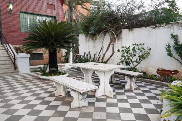 Hostal Asunción Centro, Book  Asunción hoteller med parkering, nær Rivera Apple, Parkering