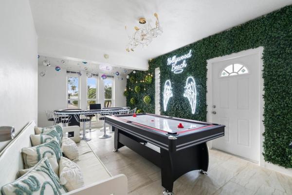 NEW Hollywood Luxury Villa, Game Room, Hot Tub 12, Fire Pit & BBQ, Book  Hollywood Panhandle Florida