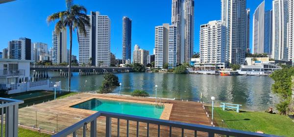 Riverfront Villa 7 Surfers Paradise with Pool, Book  Surfers Paradise 
