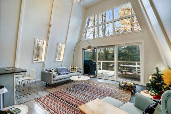 Sylvan Park: 3 br A-frame w/ deck near Village, Book  Hoteller i New England med parkering, Parkering