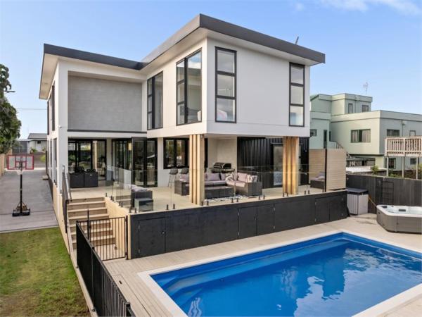 Large luxury home, Book  Hoteller i Auckland Region med pool, Swimmingpool