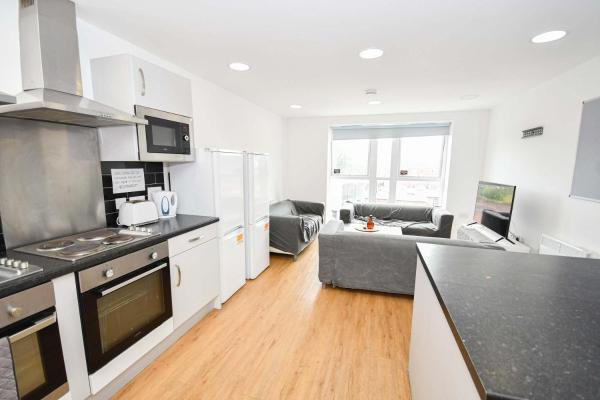 Spacious 6 Bedroom Apartment in Liverpool, Book  Liverpool hoteller med parkering, Parkering