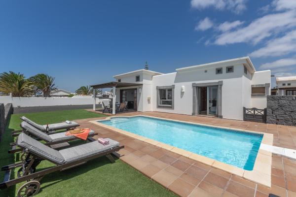 First Row Villa en La Goleta, Book  Playa Blanca 