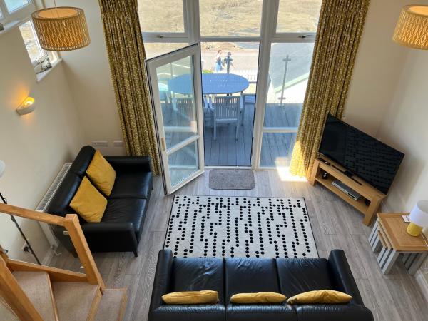 Coastal Retreat in Westward Ho! - 2 Bedrooms, Sea Views & Terrace, Book  Devon hoteller med parkering, Parkering