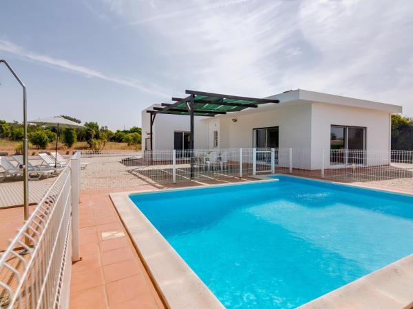 Villa Brown's with Private Pool in Vilamoura, Book  Quarteira 