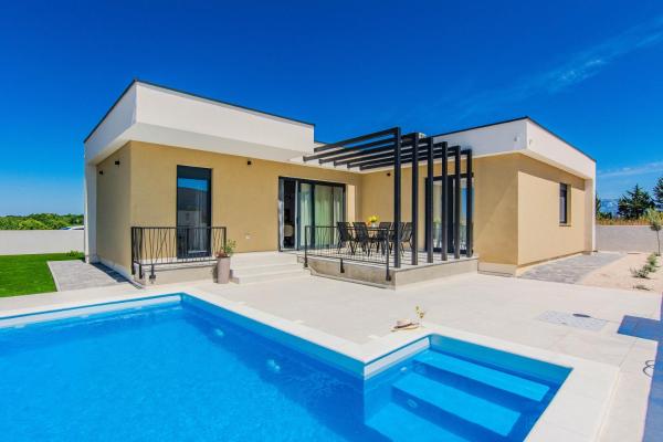 Villa Caelora Modern Villa with Private Pool Near Zadar, Book  Hoteller i Zadar County med pool, Swimmingpool