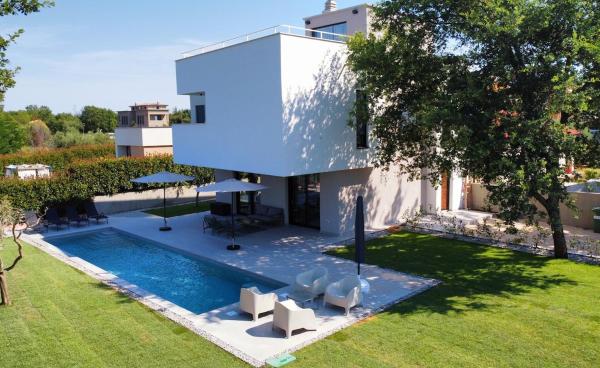 Gorgeous Sunset Villa Walkable to the Sea, Book  Poreč Poreč Riviera