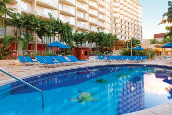 Wyndham Waikiki Beach Walk 2BR Apartment with Resort Access, Book Lejlighed Oahu hoteller med pool, Swimmingpool