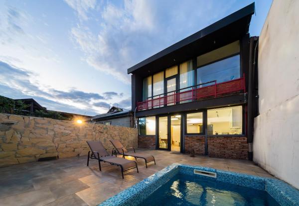 Niabi Villa with pool, Book  Tbilisi-regionen hoteller med pool, Swimmingpool
