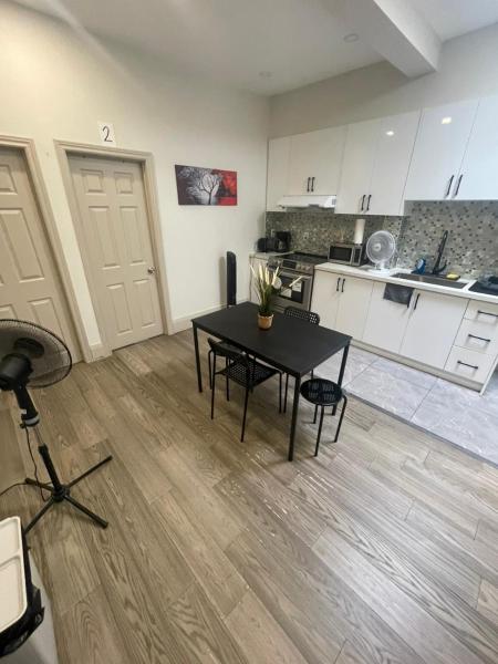 King-Queen Walk-in Residence - Walk to CN TOWER,SUBWAY,CONCERTS,PUBS,PARKING, Book  Toronto 
