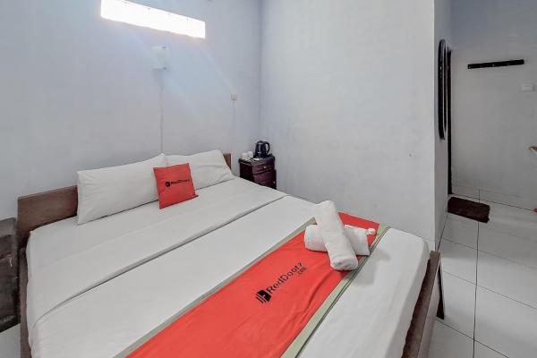 RedDoorz Syariah at Hotel Adi Sederhana near Stasiun Jatibarang, Book  Sleman West Java