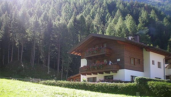 Apart am Waldrand, Book  Hoteller i Tyrol med parkering, Parkering