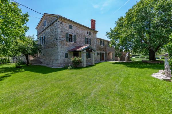 Villa Županov dvor, a beautiful stone villa with an expansive garden, Book  Foli Istrien